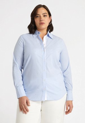 Camisa de botones de manga larga a rayas de color azul claro con sutiles adornos. Tejido suave con un cuello clásico y tapeta blanca.