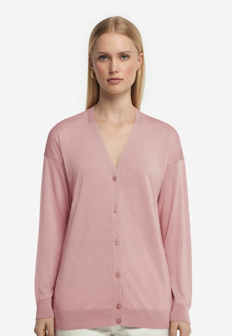 Ljusrosa cardigan i mjukt material, med V-ringning, långa ärmar och knappstängning fram. Enkelt design med ribbade muddar.