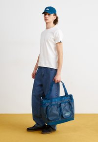The North Face BASE CAMP VOYAGER TOTE UNISEX - Pirkinių krepšys - midnight petrol/algae blue