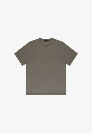 Camiseta de manga corta con cuello redondo en verde oliva suave y sólido, mostrada plana con una pequeña etiqueta de la marca cerca del dobladillo en el lado izquierdo.