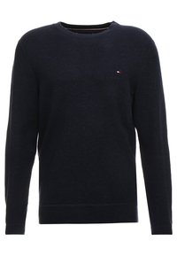 Maglione girocollo blu navy realizzato in tessuto testurizzato con maniche lunghe e un piccolo logo sul petto. Vestibilità classica e design minimale.