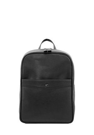 Zaino in pelle nera con finitura testurizzata, forma rettangolare, manico superiore e tasca anteriore con un piccolo logo.