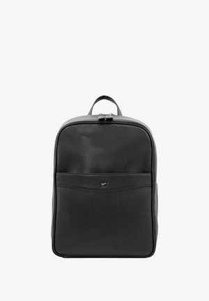 Schwarzer Leder-Rucksack mit strukturierter Oberfläche, rechteckiger Form, oberen Tragegriff und einer Fronttasche mit kleinem Logo.