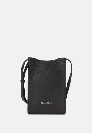 Kleine schwarze Leder-Umhängetasche mit verstellbarem Riemen und Marc O’Polo Logo auf der Vorderseite vor weißem Hintergrund.