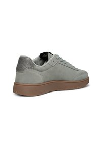 Ljust grå mockasneaker med entexturerad grå häl och tan gummisula. Har runda snörningar och diskret sidostygn.