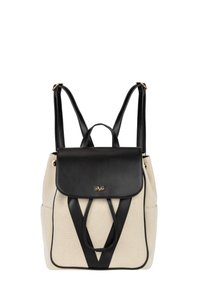 Beige canvas rugzak met zwarte lederen accenten, voorzien van verstelbare riemen, een bovenklep en een kenmerkend V-vormig designelement.