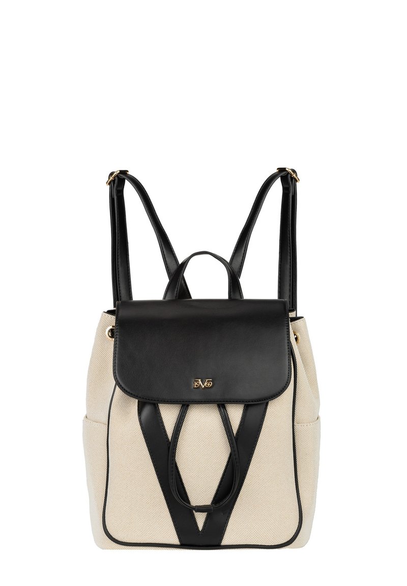 Beige canvas rugzak met zwarte lederen accenten, voorzien van verstelbare riemen, een bovenklep en een kenmerkend V-vormig designelement.