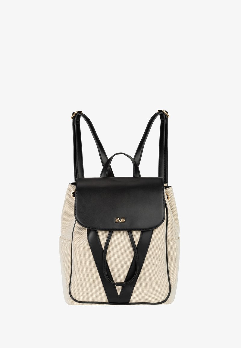 Beige canvas rugzak met zwarte lederen accenten, voorzien van verstelbare riemen, een bovenklep en een kenmerkend V-vormig designelement.