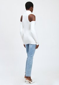 INFLUENCER OFF-SHOULDER - Maglione - milk