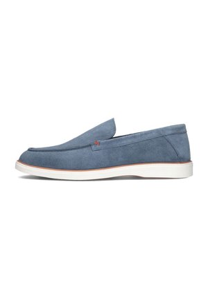 Des chaussures à enfiler en cuir bleu suédé avec une texture lisse, semelle en caoutchouc blanc et un détail accent rouge sur le côté. Design minimaliste, profil bas.