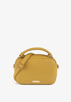 Senfgelbe rechteckige Lederhandtasche mit Obergriff und verstellbarem Schultergurt, ausgestattet mit goldfarbenen Beschlägen und einem Logo-Schild auf der Vorderseite.