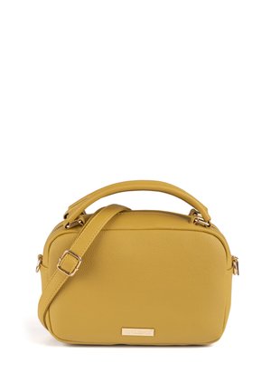 Sennepsgul læder crossbody taske med tophåndtag, justerbar rem, afrundede kanter, synlig lynlås og lille guldfarvet mærkeplade foran.