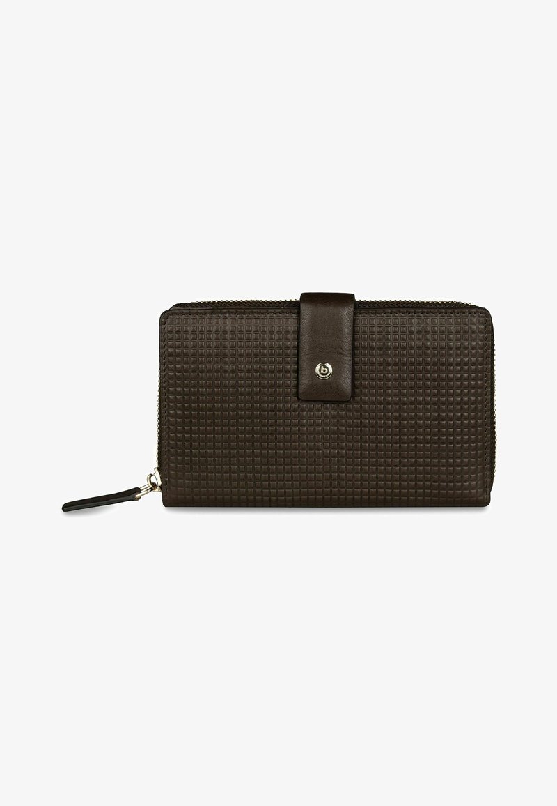 Cartera de cuero marrón oscuro con textura, cierre de cremallera, correa con broche y pequeño logo metálico en el centro del frente.