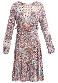 Robe à manches longues ornée d'un motif paisley multicolore dans des teintes de bleu, orange et crème, avec une taille cintrée et une texture douce.