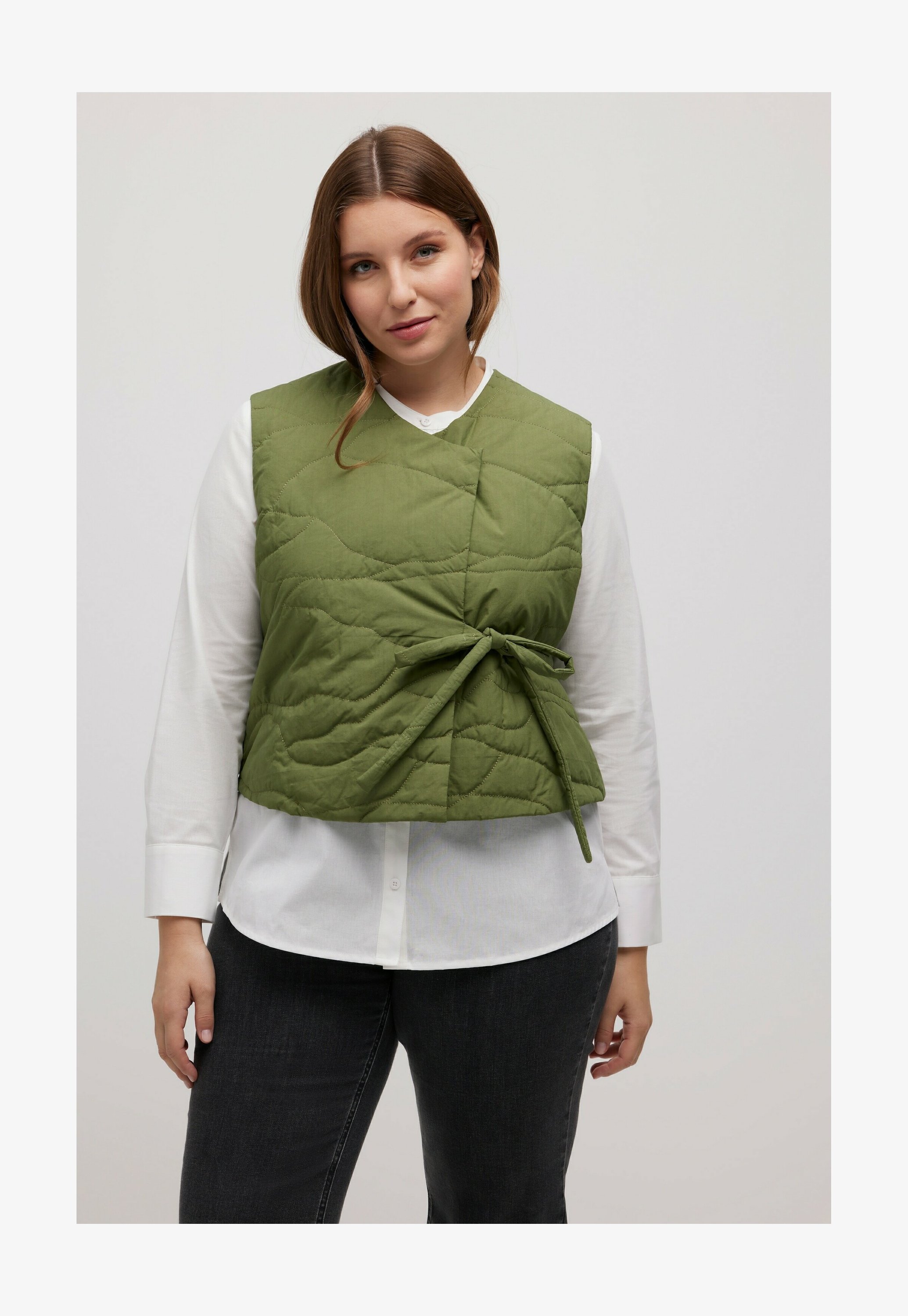 Ulla Popken Gilet Donna Taglie Forti, Giubbino Elegante E Di Tendenza, Moda Curvy, Vestibilità Studiata Per Valorizzare Le Forme, Da Indossare In Ogni Occasione