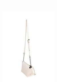 Piccola borsa a mano in pelle bianca con forma rettangolare, tracolla regolabile e dettagli in catena. Chiusura con cerniera e lati lavorati a trama.