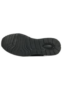Semelle de chaussure en caoutchouc noir avec un motif texturé. Comprend des rainures pour l'adhérence et un talon arrondi. Construction solide.