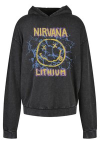 Čierna mikina s kapucňou, ktorá má na prednej strane grafiku usmievajúcej sa tváre, nad ňou text "NIRVANA" a pod ním "LITHIUM" v purpurovej farbe, orámované modrými a žltými akcentami.