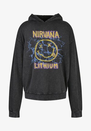 Čierna mikina s kapucňou, ktorá má na prednej strane grafiku usmievajúcej sa tváre, nad ňou text "NIRVANA" a pod ním "LITHIUM" v purpurovej farbe, orámované modrými a žltými akcentami.