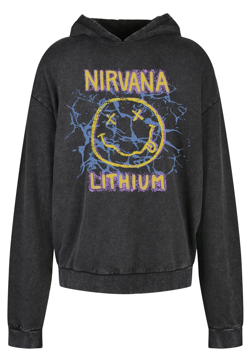 Čierna mikina s kapucňou, ktorá má na prednej strane grafiku usmievajúcej sa tváre, nad ňou text "NIRVANA" a pod ním "LITHIUM" v purpurovej farbe, orámované modrými a žltými akcentami.