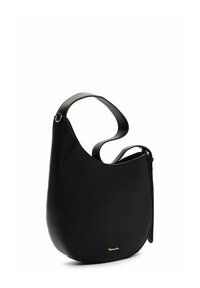 Musta nahkainen käsilaukku kaarevalla siluetilla, teksturoidulla pinnalla ja yhdellä säädettävällä hihnalla. Siinä on vetoketjutasku ja kullanvärinen logo.