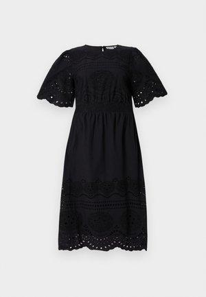 Zwart katoenen jurk met een ronde halslijn, korte fladdermouwen en geborduurde bloemenpatronen op de buste en de zoom.