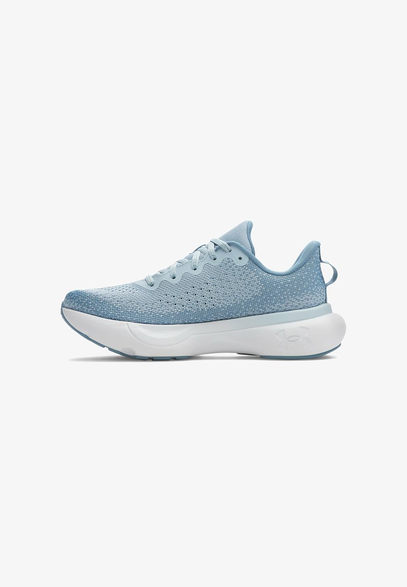 Zapatilla deportiva de color azul claro con parte superior de punto, acabado texturizado, puntera redonda, diseño de cordones y suela blanca acolchada con detalle del logotipo.