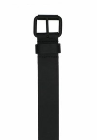 Ceinture en cuir noir avec une finition mate, dotée d'une boucle rectangulaire. La sangle est lisse avec un minimum de détails de couture.