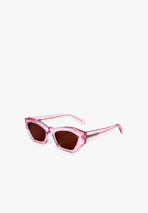 Gafas de sol transparentes rosas con forma angular de ojo de gato, lentes marrón oscuro y patas transparentes delgadas con acentos de hardware en plata.