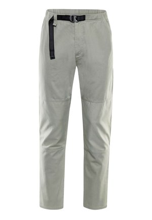 Pantalones gris claro hechos de una tela suave y lisa, con un cinturón negro ajustable, corte recto y dos bolsillos laterales.