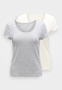 Δύο κοντομάνικα T-shirts σε ανοιχτό γκρι και εκρού, με λαιμόκοψη σε σχήμα κύματος, υφή ριμπ και μικρό διακοσμητικό φιόγκο στο γκρι πουκάμισο.