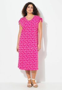 Vestido midi con estampado floral en tonos rosas, con mangas cortas y detalles de lazo. Fabricado en una tela ligera, cuenta con un corte holgado y escote en V.