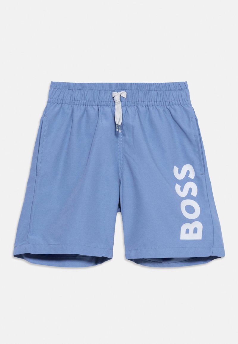 Shorts de bain bleu clair avec taille élastique et cordon blanc, poches latérales, et logo "BOSS" imprimé verticalement sur la jambe droite.