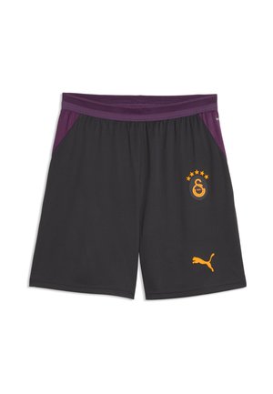 Schwarze Sportshorts mit violettem Bund und Seitenpaneelen, mit gelbem Puma-Logo und dem Galatasaray-Fußballvereinswappen mit Sternen.