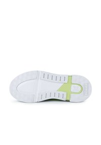Suela de zapatilla blanca con una superficie de goma texturizada, que presenta un acento verde y cortes de ventilación, diseñada para ofrecer tracción y comodidad.