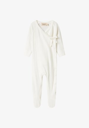 Macacão branco com textura canelada, mangas compridas, design envolvente, amarração lateral e botões de pressão ao longo de uma perna. Tecido macio e adequado para bebés.