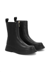 Botine negre din piele, cu textura netedă, închidere cu fermoar lateral și talpă din cauciuc cu nervuri pentru o aderență suplimentară. Prezintă bucle pentru o purtare facilă.