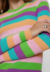 Maglione a coste con strisce orizzontali in rosa, arancione, verde, viola e turchese. Vestibilità slim con scollatura rotonda e maniche lunghe.