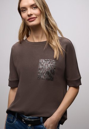 MIT LEO-BRUSTTASCHE - T-shirt imprimé - braun