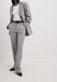 NA-KD Korte frakker - grey