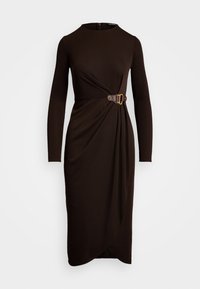 Hnědé dlouhé šaty s dlouhým rukávem a kulatým výstřihem, s draped předním detailem a sponou v oblasti pasu, s hladkým povrchem.