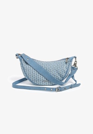Lyseblå crescentformet crossbody-taske med gentaget løbemønster, justerbar rem, lynlås og lille metal-logo foran.