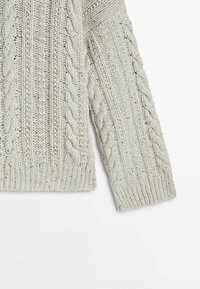 Manche de pull gris clair en tricot avec épais motif torsadé et détails en bord-côte, présentée sur un fond blanc uni.
