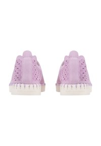Sneaker in suede lavanda con design scallopato, suola in gomma bianca e fori circolari per la ventilazione. Tallone rinforzato e texture unica.