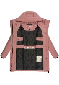 Garšs rozā pūkains mētelis ar melnu izšūtu oderi, vairākām iekšējām kabatām un zīmola etiķeti pie kakla. Ar rāvējslēdzēja aizdari.