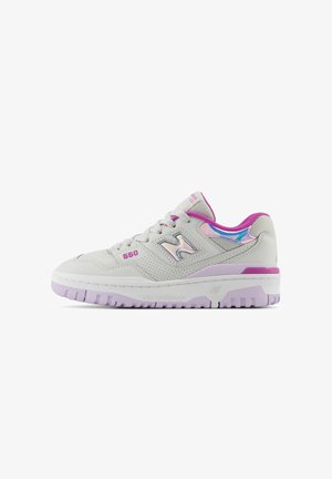 Sneaker grigia con pelle perforata, dettagli rosa e logo riflettente. Suola intermedia bianca testurizzata e suola esterna in gomma viola. Numero di modello 550.