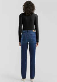Blauwe denim jeans met een rechte pasvorm, voorzien van een hoge taille, vijf zakken en een leren label op de achterband.
