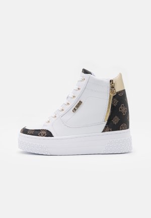 Wysokie białe buty sportowe z czarno-brązowym wzorem na czubku i pięcie, złoty zamek błyskawiczny po boku, biała platforma oraz detal z napisem „GUESS”.