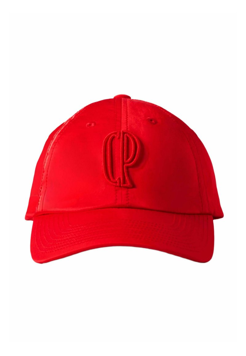 Gorra de béisbol roja con un logo bordado "CP" en la parte frontal. Textura de tela suave y visera curvada; correa ajustable en la parte trasera.