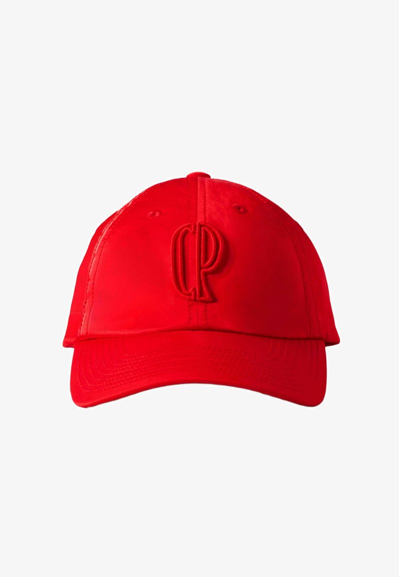 Gorra de béisbol roja con un logo bordado "CP" en la parte frontal. Textura de tela suave y visera curvada; correa ajustable en la parte trasera.